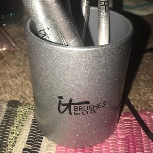 (It cosmetics) makeup brushes &  brush container